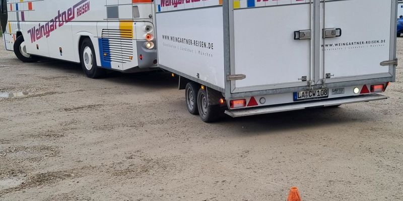 Bild zeigt den Fahrschul Bus mit dazu gehörigen Anhänger